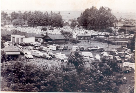Bingo de veículos realizado na década de 1970 promovido pela Associação Olímpica de Futebol e Igreja Matriz | Foto: acervo de Paulo Pereira
