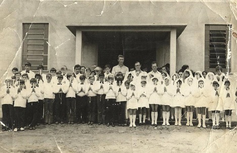 O Café sob Geada - Relato de Eder M. Jacomini - Quarta-feira, 16/12/2015 | Foto: Reprodução do Grupo JUSSARA - PR Fotos, Fatos e Histórias | Primeira comunhão na capela Buriti, 1972