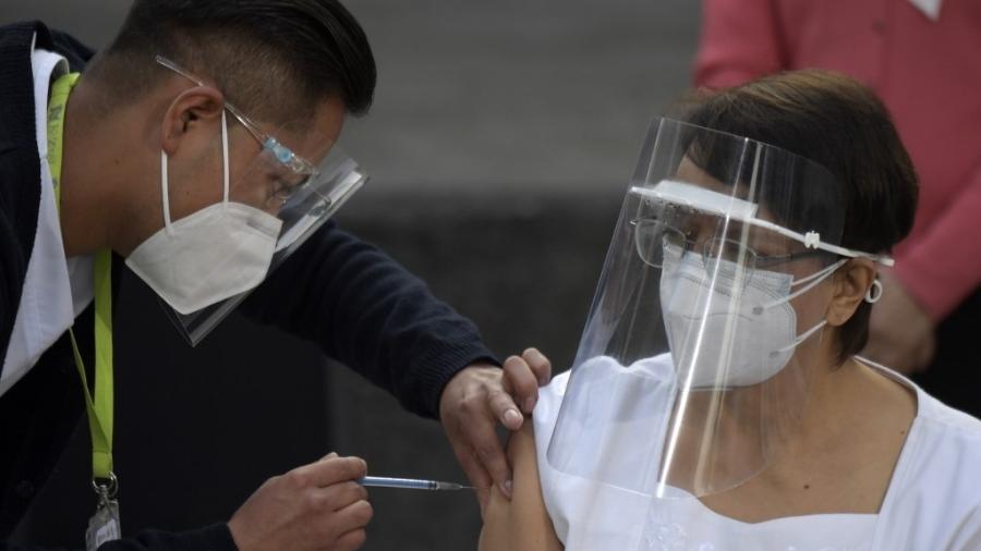 No México, enfermeira de 59 anos foi a primeira a receber a vacina contra covid-19 na América Latina Imagem: PEDRO PARDO/AFP