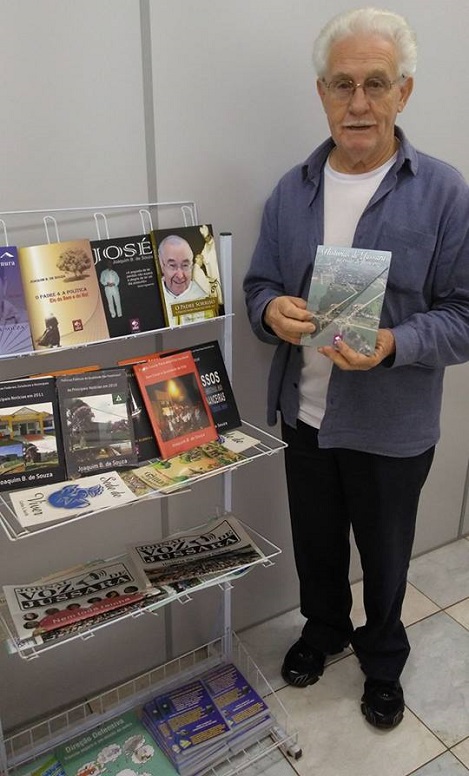 Pioneiro Luiz Gotardo na sede da ACLEJU com o exemplar do livro Histórias de Jussara na Visão de Pioneiros, com o seu texto A Cortina de Fumaça